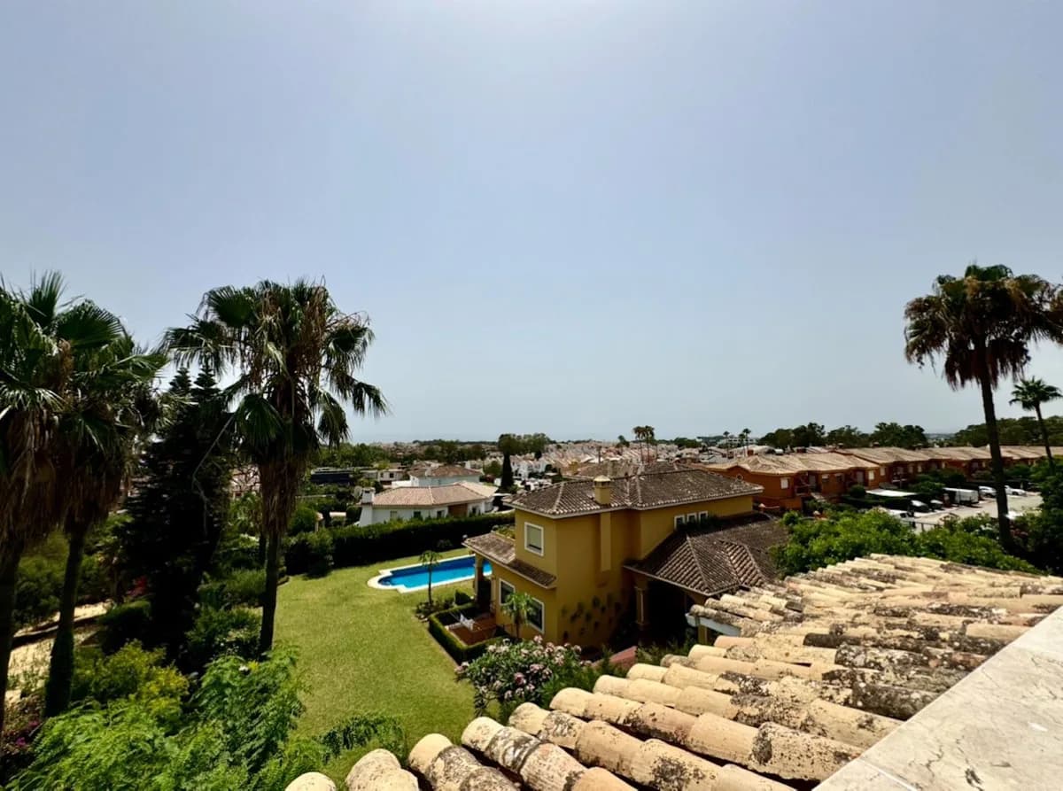 3 Bedroom Middle Floor Apartment for Sale in Atalaya, Málaga - Image 5