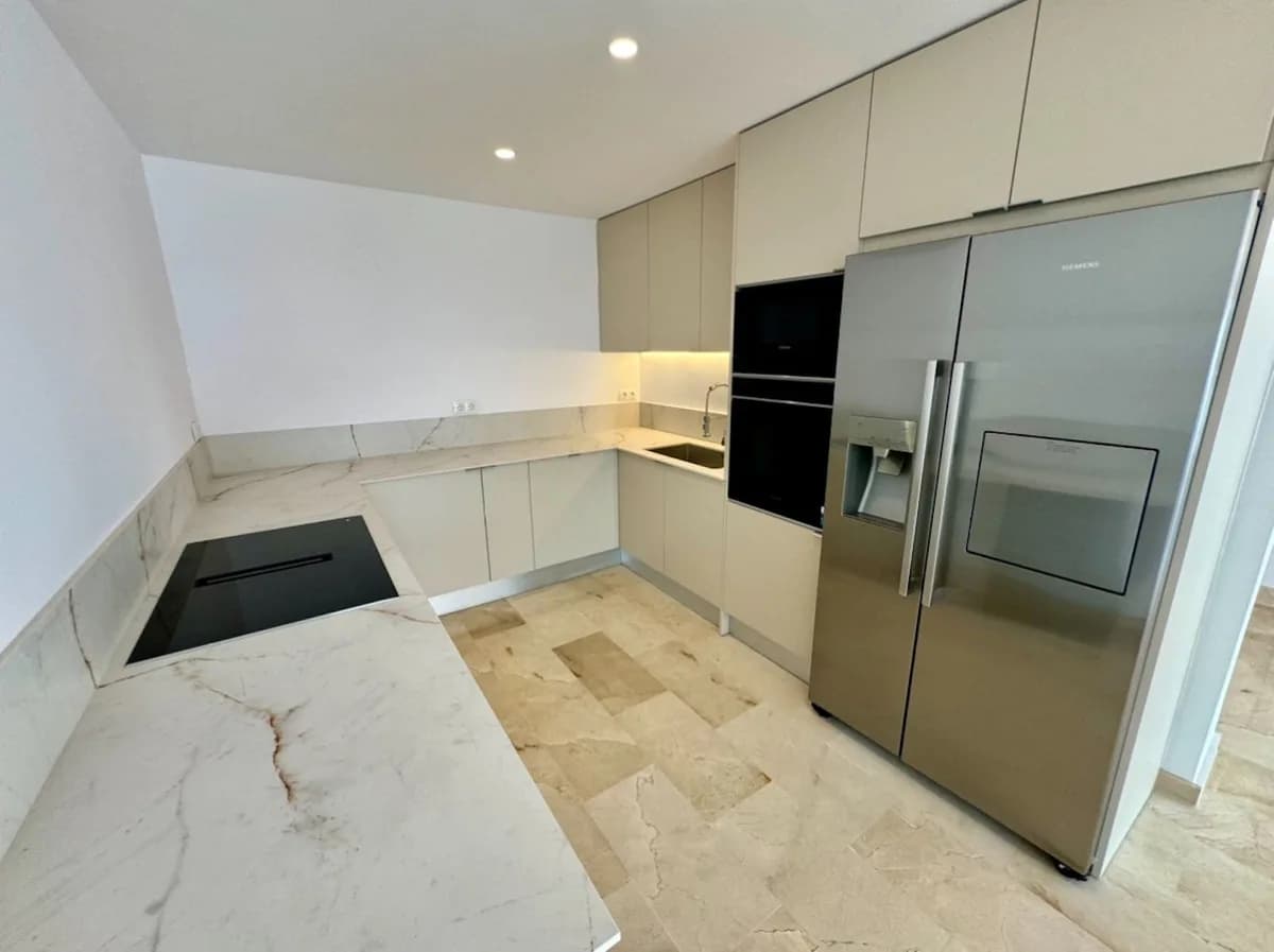 3 Bedroom Middle Floor Apartment for Sale in Atalaya, Málaga - Image 6
