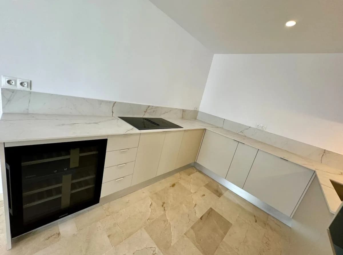 3 Bedroom Middle Floor Apartment for Sale in Atalaya, Málaga - Image 7