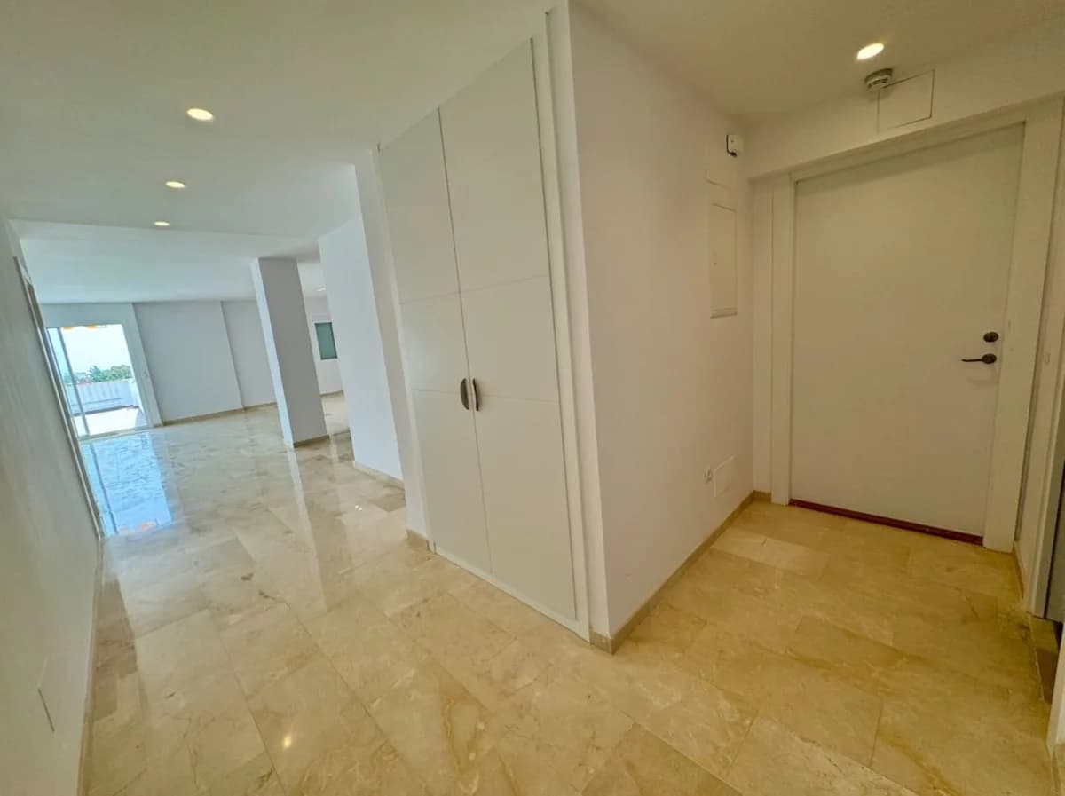 3 Bedroom Middle Floor Apartment for Sale in Atalaya, Málaga - Image 8