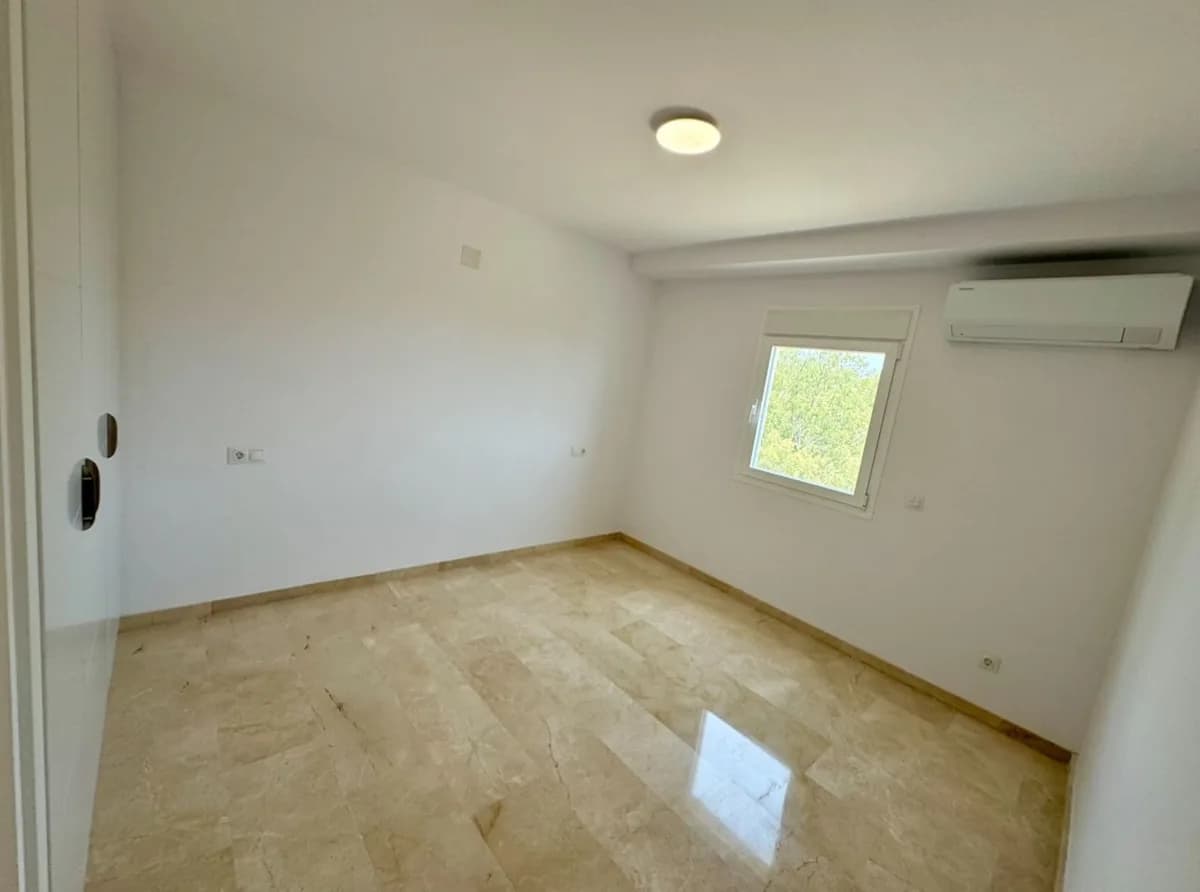 3 Bedroom Middle Floor Apartment for Sale in Atalaya, Málaga - Image 9