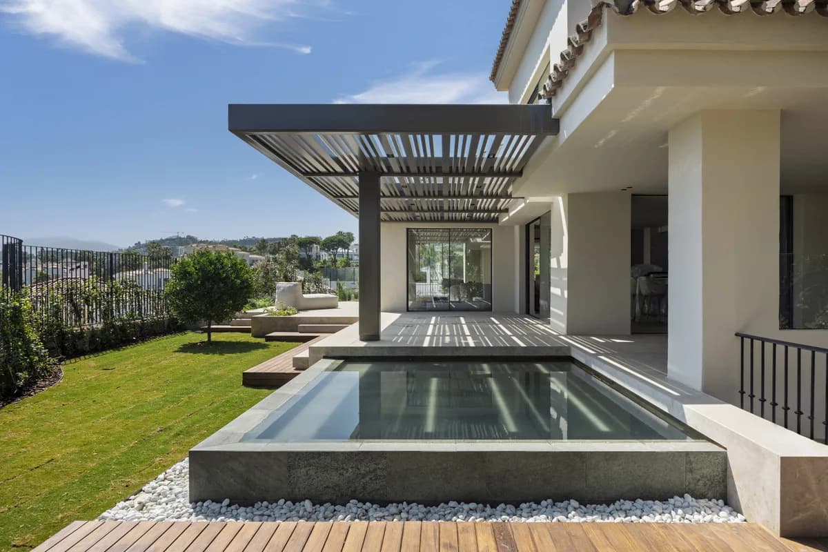 5 Bedroom Detached Villa for Sale in Nueva Andalucía, Málaga