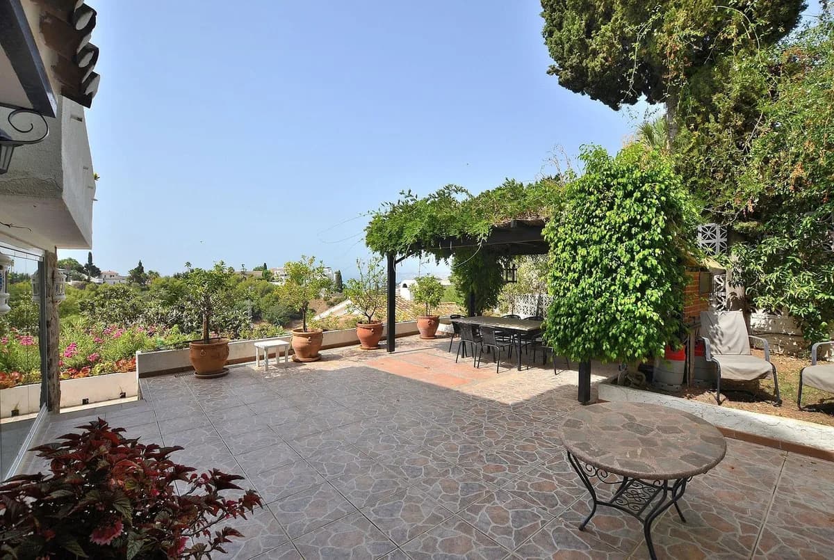 3 Bedroom Detached Villa for Sale in Benalmadena Costa, Málaga - Image 3
