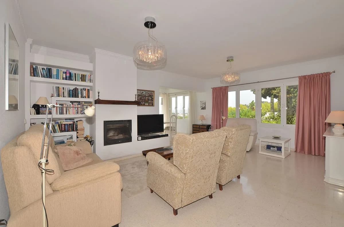 3 Bedroom Detached Villa for Sale in Benalmadena Costa, Málaga - Image 7
