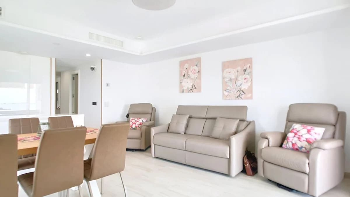 2 Bedroom Middle Floor Apartment for Sale in Fuengirola, Málaga - Image 2