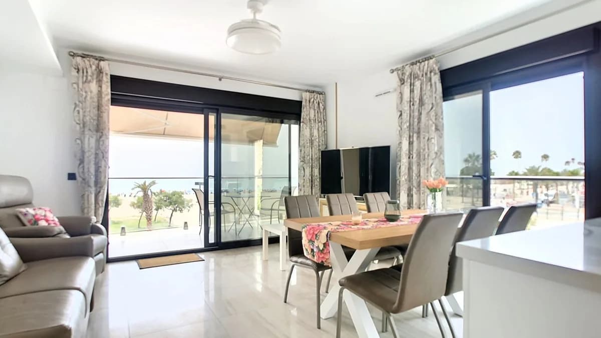2 Bedroom Middle Floor Apartment for Sale in Fuengirola, Málaga - Image 3