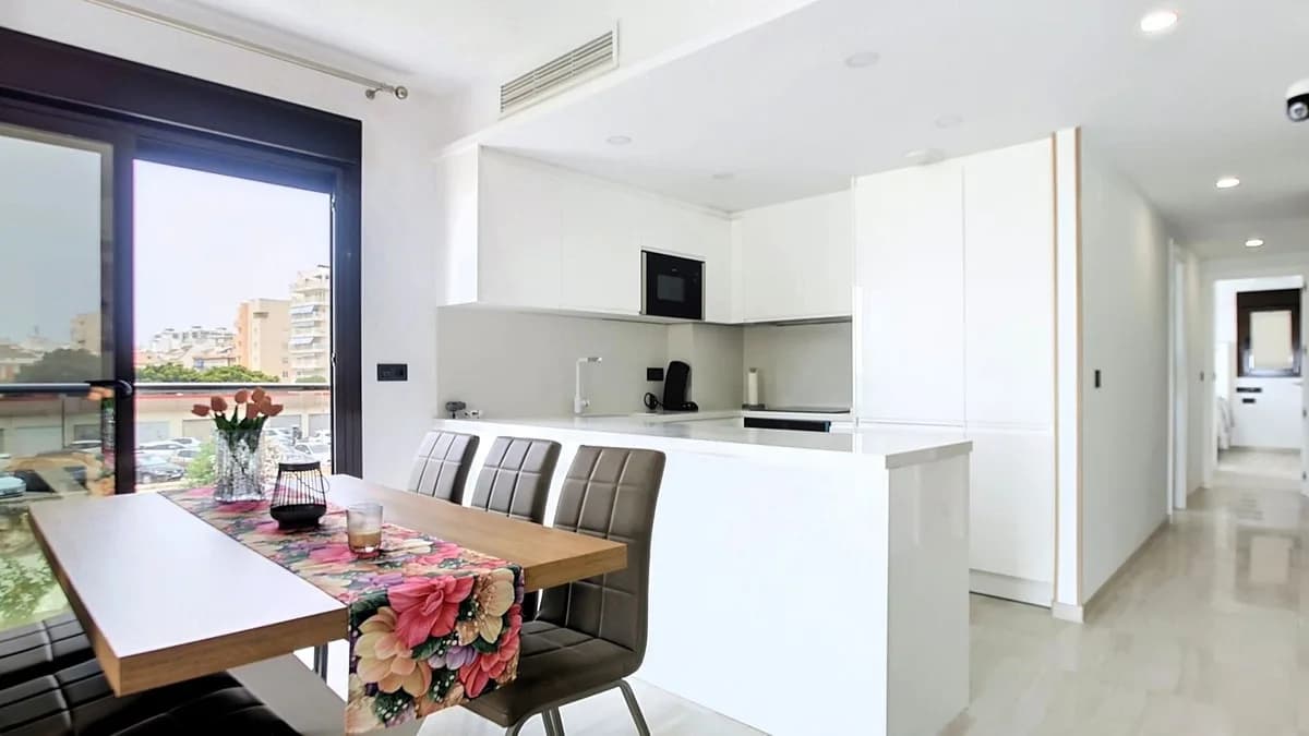 2 Bedroom Middle Floor Apartment for Sale in Fuengirola, Málaga - Image 5