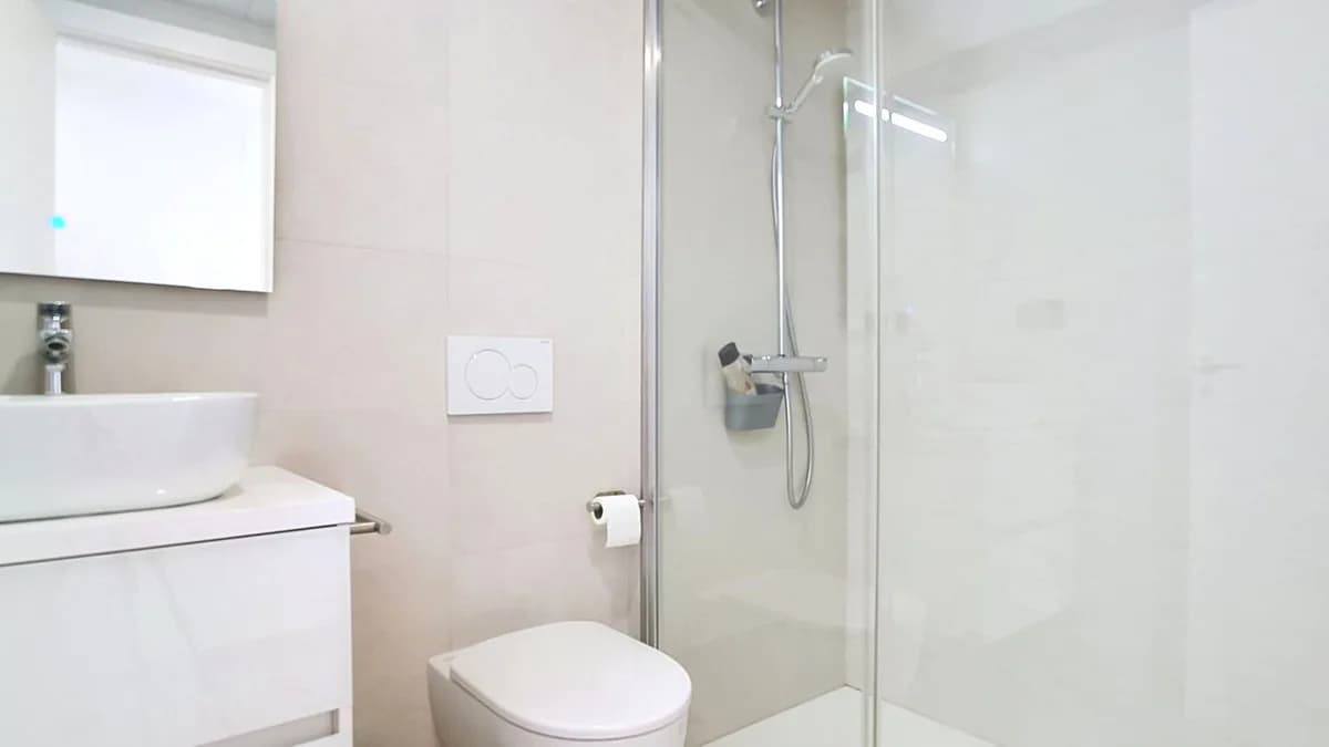 2 Bedroom Middle Floor Apartment for Sale in Fuengirola, Málaga - Image 6