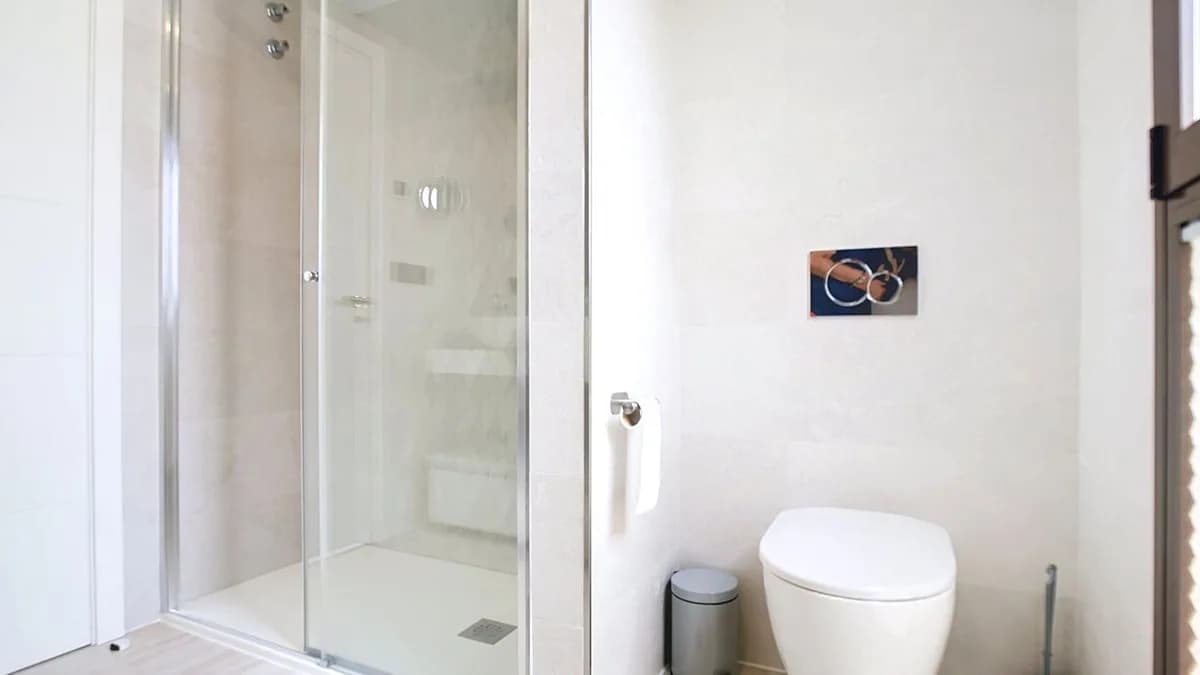 2 Bedroom Middle Floor Apartment for Sale in Fuengirola, Málaga - Image 9