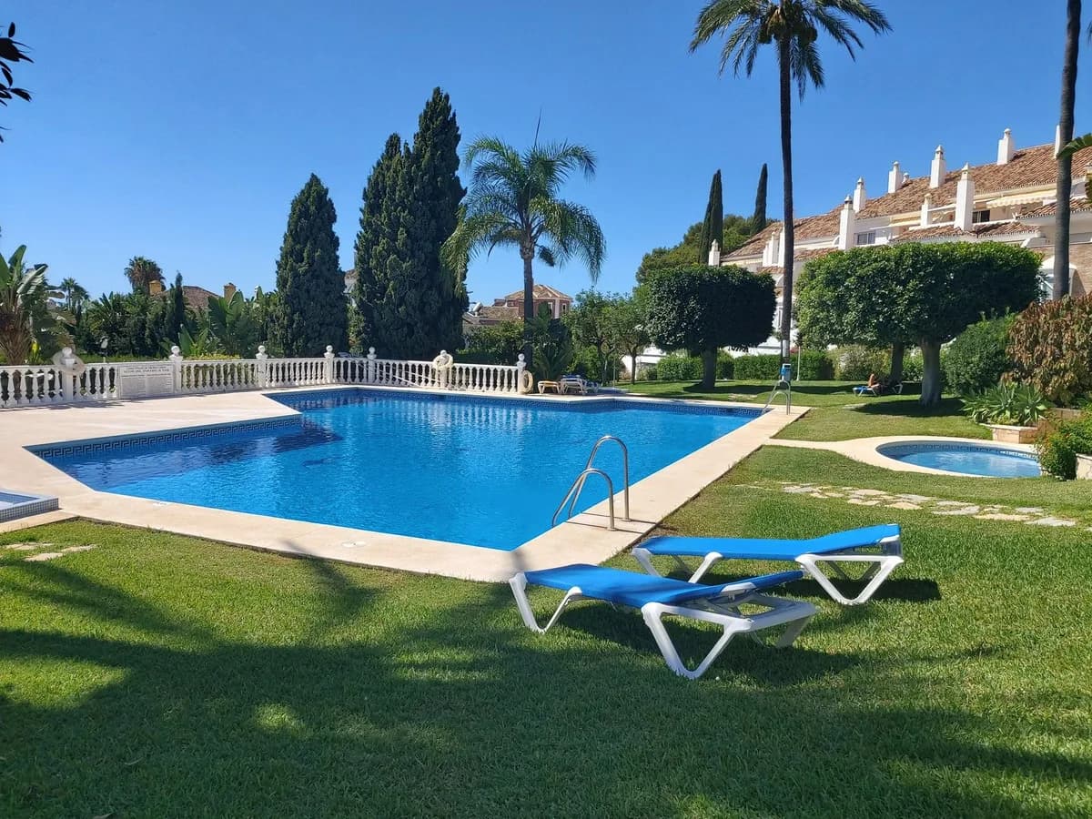 2 Bedroom Duplex for Sale in El Paraiso, Málaga - Image 2