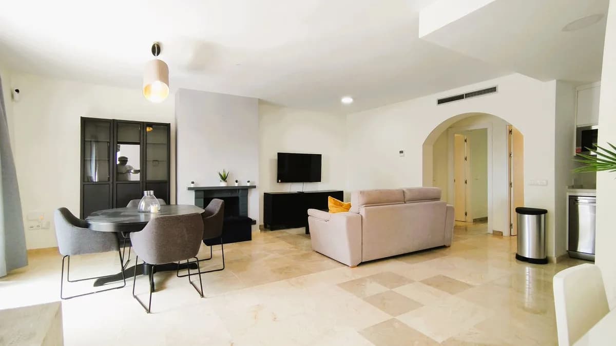 2 Bedroom Middle Floor Apartment for Sale in Nueva Andalucía, Málaga