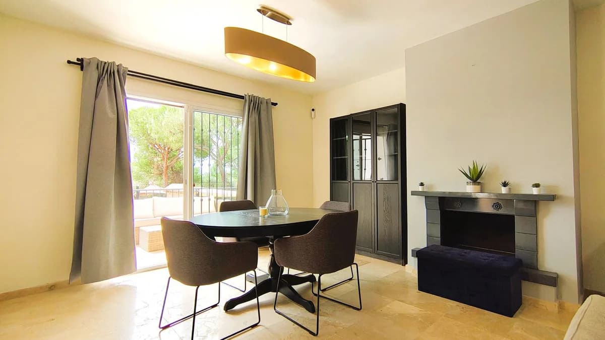 2 Bedroom Middle Floor Apartment for Sale in Nueva Andalucía, Málaga - Image 2