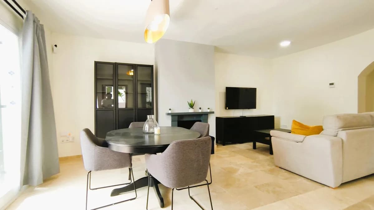 2 Bedroom Middle Floor Apartment for Sale in Nueva Andalucía, Málaga - Image 3