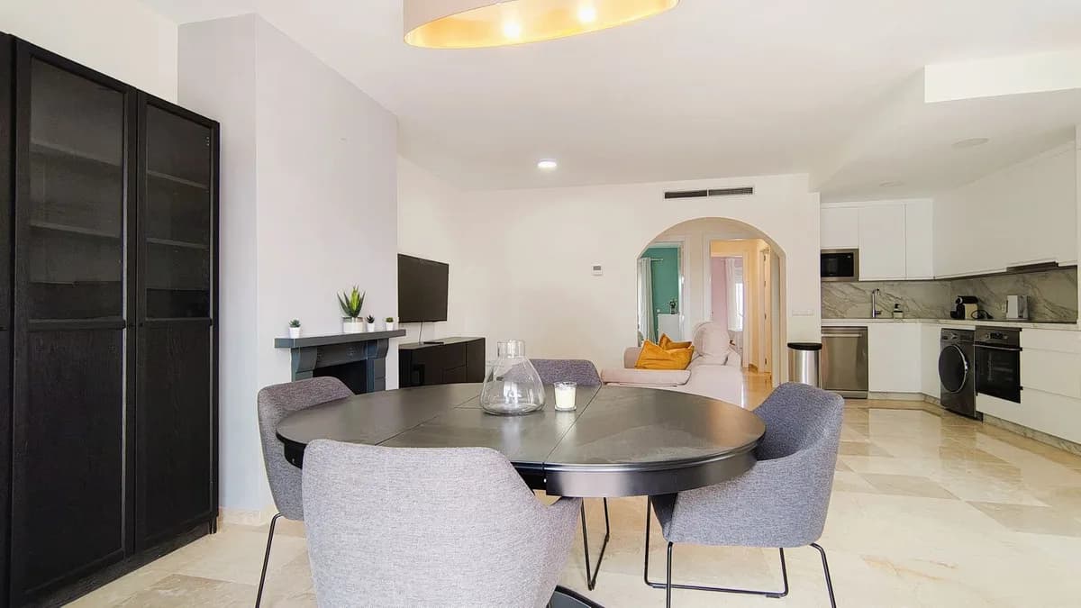 2 Bedroom Middle Floor Apartment for Sale in Nueva Andalucía, Málaga - Image 4