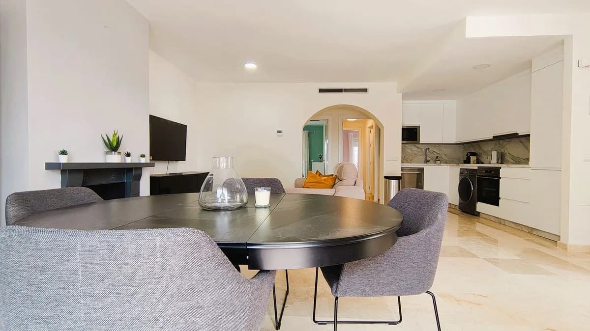 2 Bedroom Middle Floor Apartment for Sale in Nueva Andalucía, Málaga - Image 5