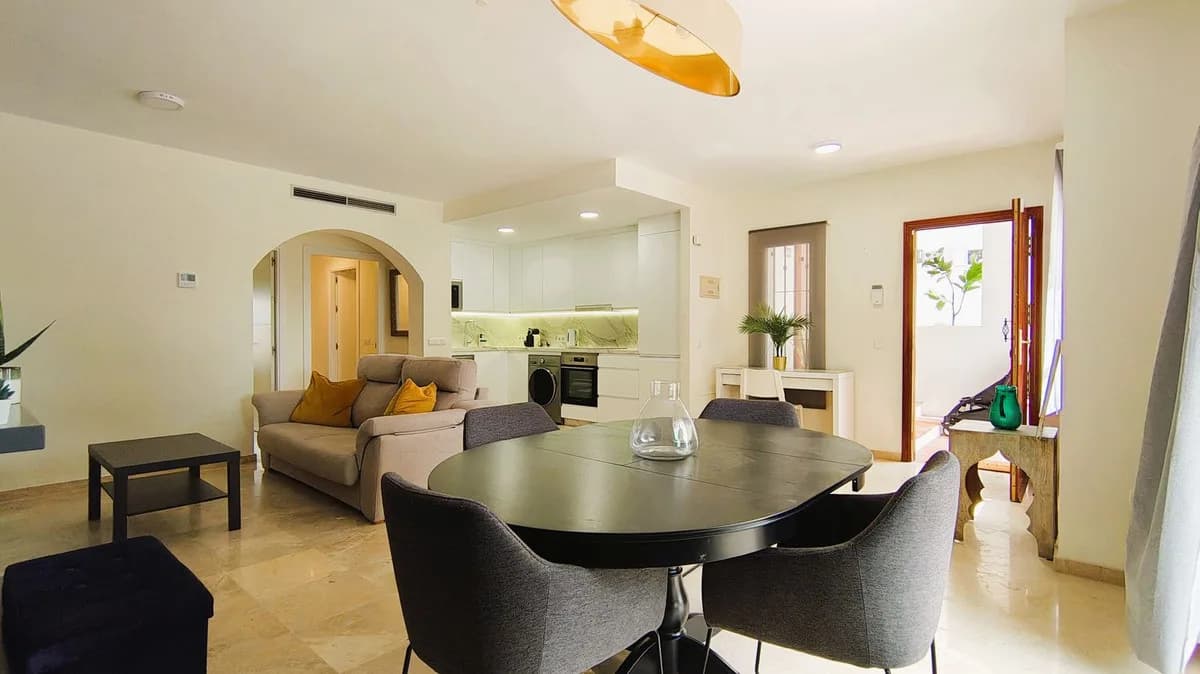 2 Bedroom Middle Floor Apartment for Sale in Nueva Andalucía, Málaga - Image 6