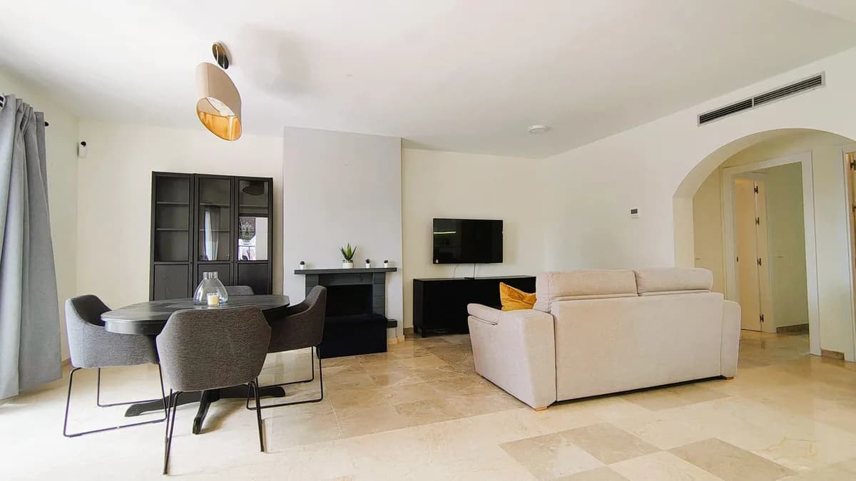 2 Bedroom Middle Floor Apartment for Sale in Nueva Andalucía, Málaga - Image 8