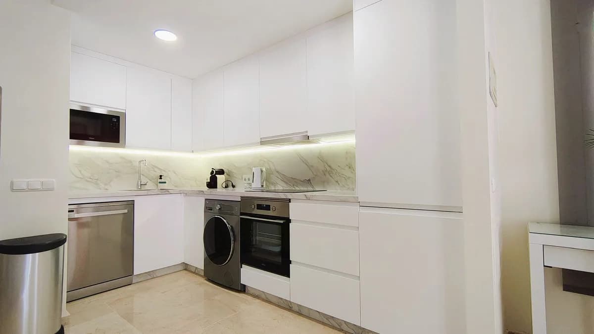 2 Bedroom Middle Floor Apartment for Sale in Nueva Andalucía, Málaga - Image 9