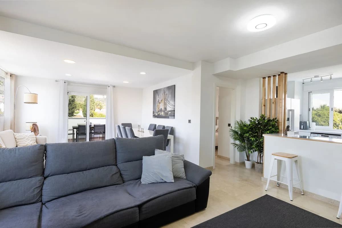 2 Bedroom Top Floor Apartment for Sale in Torremolinos, Málaga - Image 7