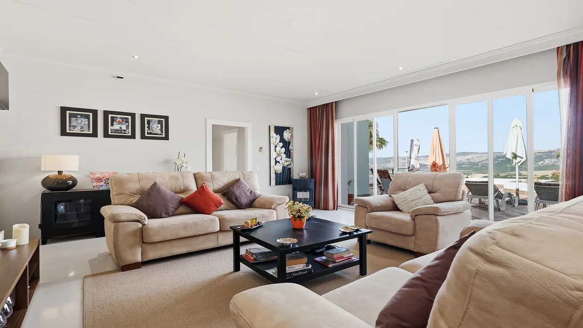 3 Bedroom Middle Floor Apartment for Sale in Doña Julia, Málaga - Image 9