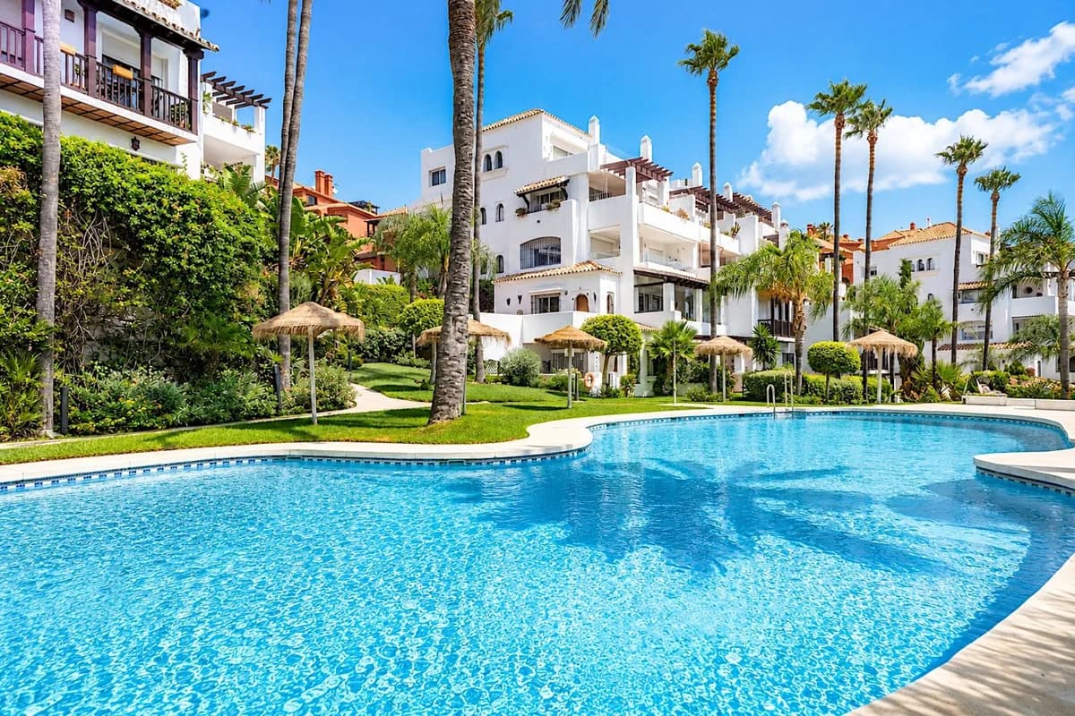 3 Bedroom Middle Floor Apartment for Sale in Calahonda, Málaga - Image 2