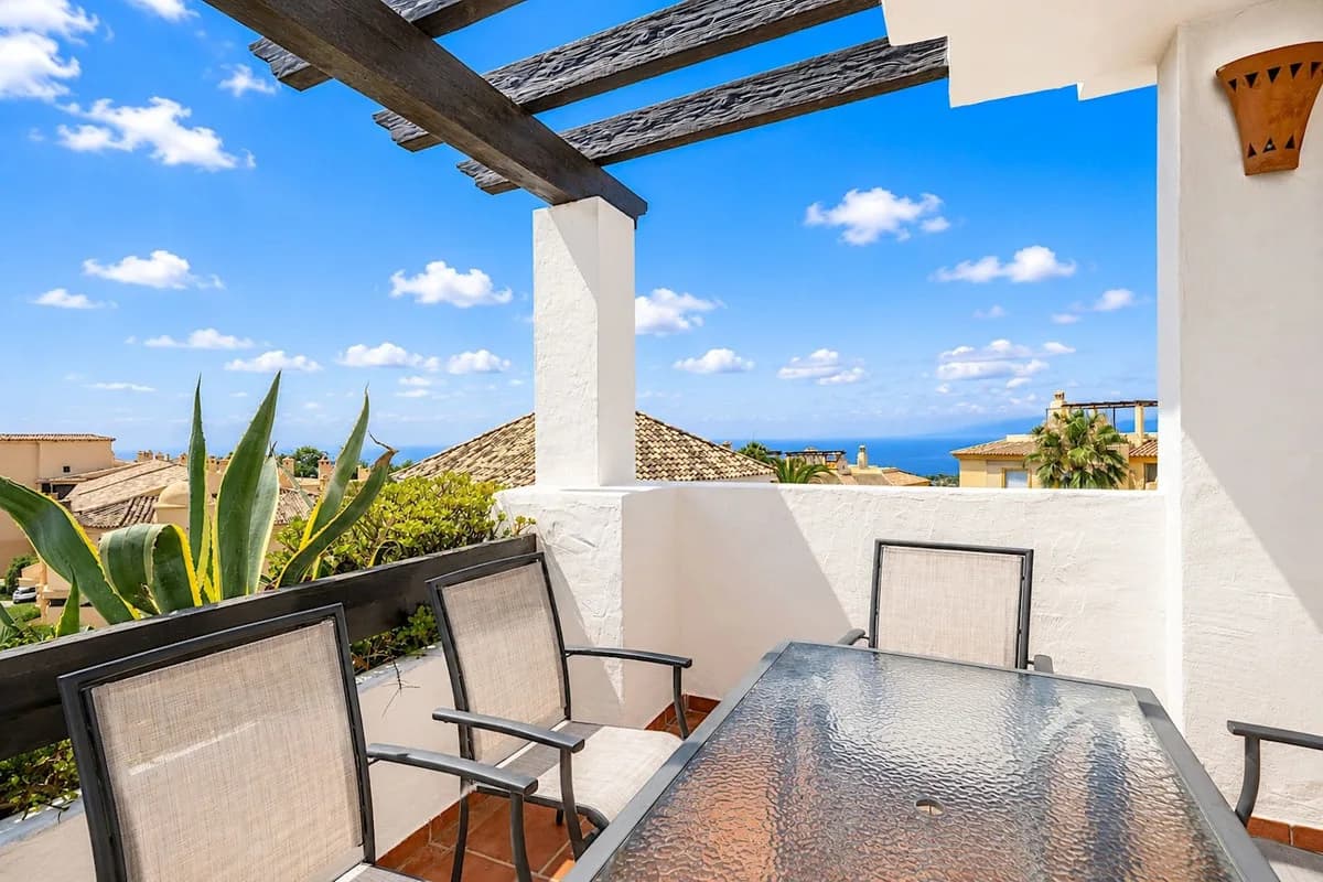 3 Bedroom Middle Floor Apartment for Sale in Calahonda, Málaga - Image 3