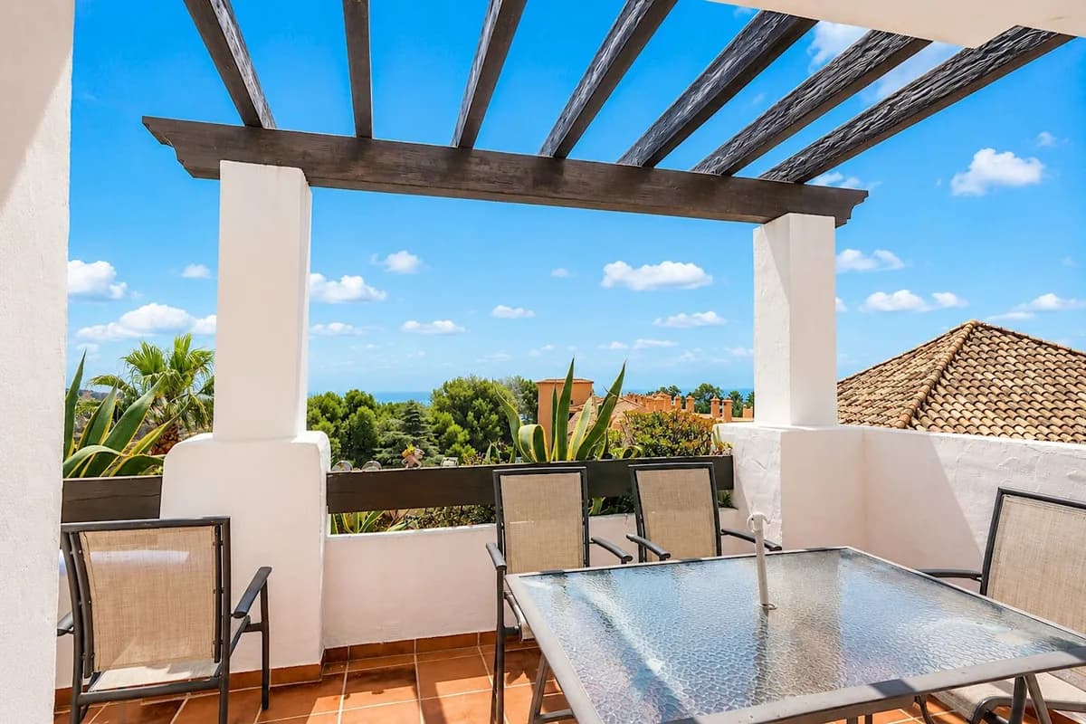 3 Bedroom Middle Floor Apartment for Sale in Calahonda, Málaga - Image 4