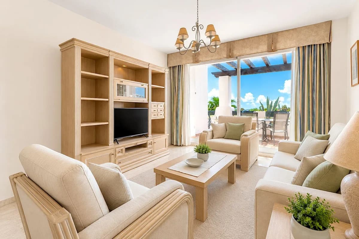 3 Bedroom Middle Floor Apartment for Sale in Calahonda, Málaga - Image 5