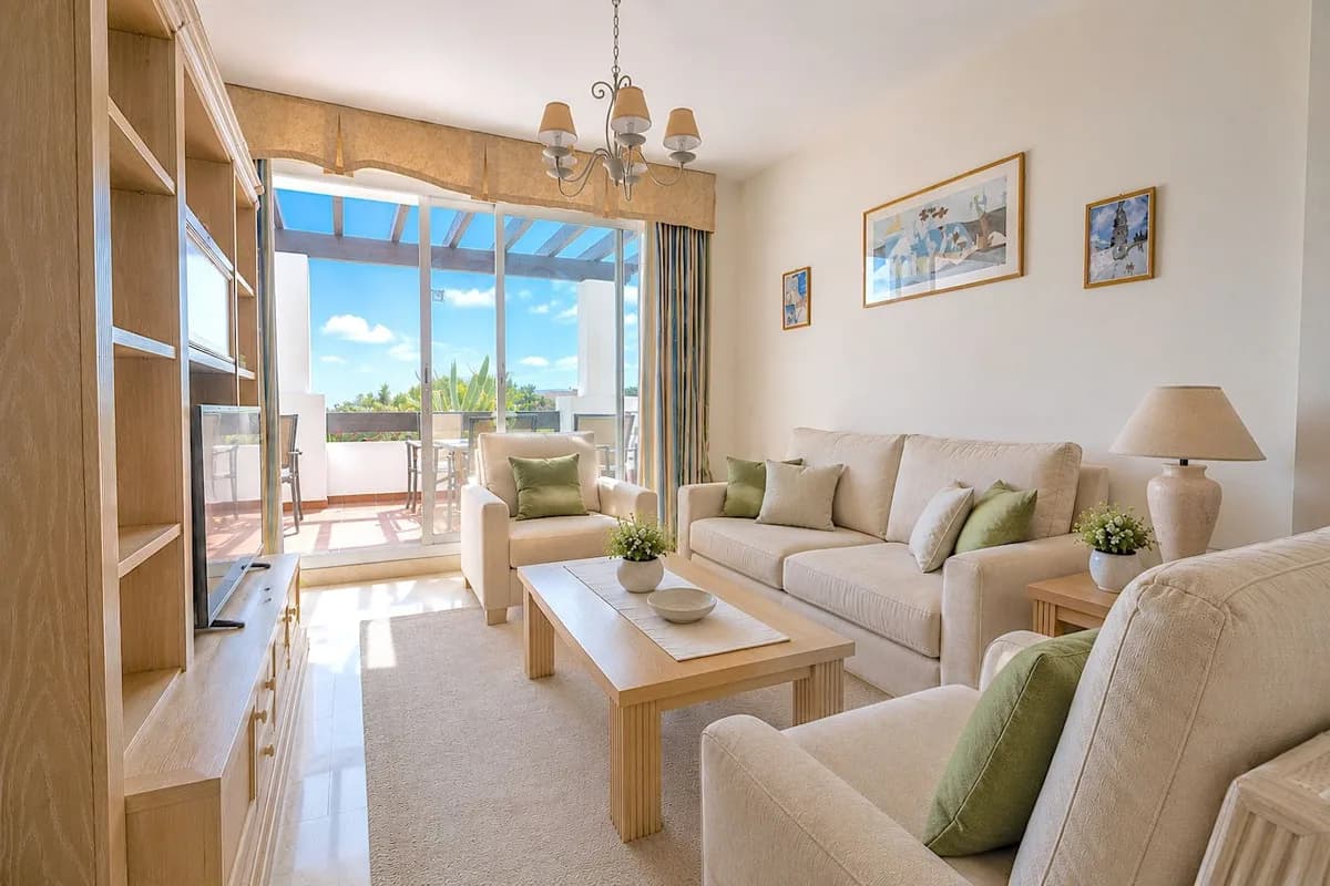 3 Bedroom Middle Floor Apartment for Sale in Calahonda, Málaga - Image 6