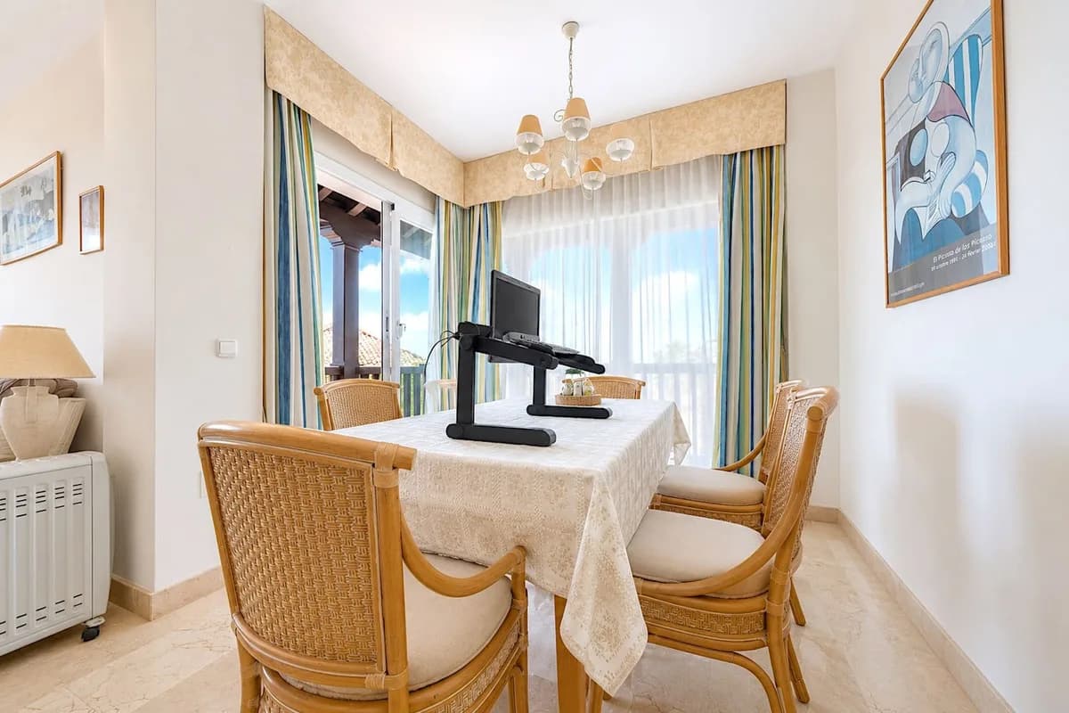 3 Bedroom Middle Floor Apartment for Sale in Calahonda, Málaga - Image 7