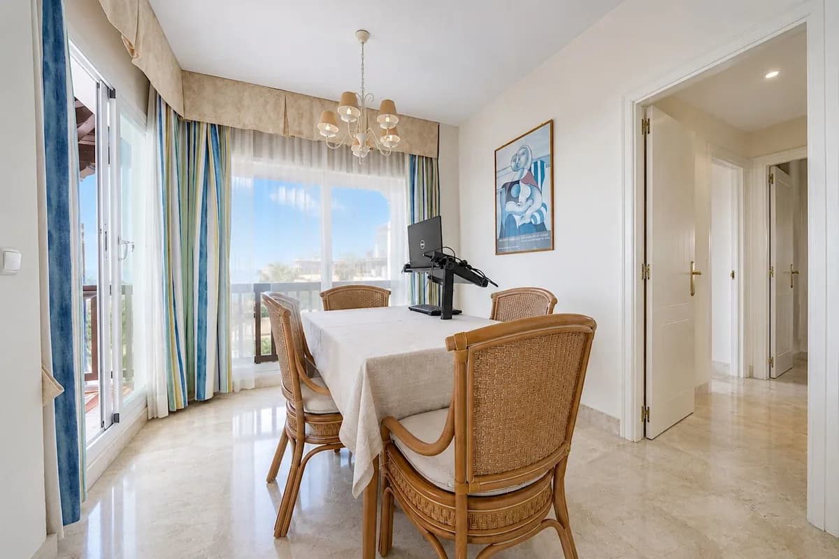 3 Bedroom Middle Floor Apartment for Sale in Calahonda, Málaga - Image 8