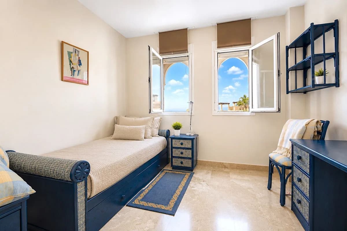 3 Bedroom Middle Floor Apartment for Sale in Calahonda, Málaga - Image 9