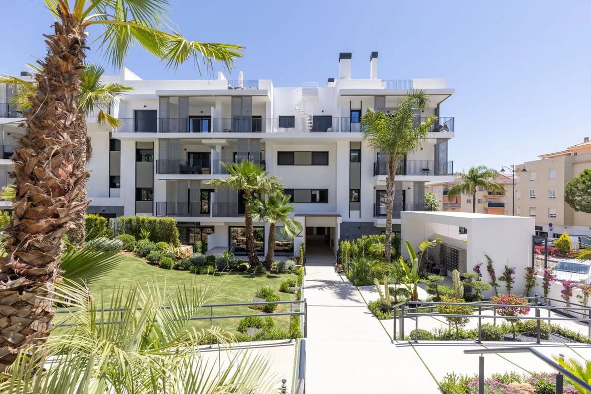 3 Bedroom Middle Floor Apartment for Sale in Estepona, Málaga - Image 3
