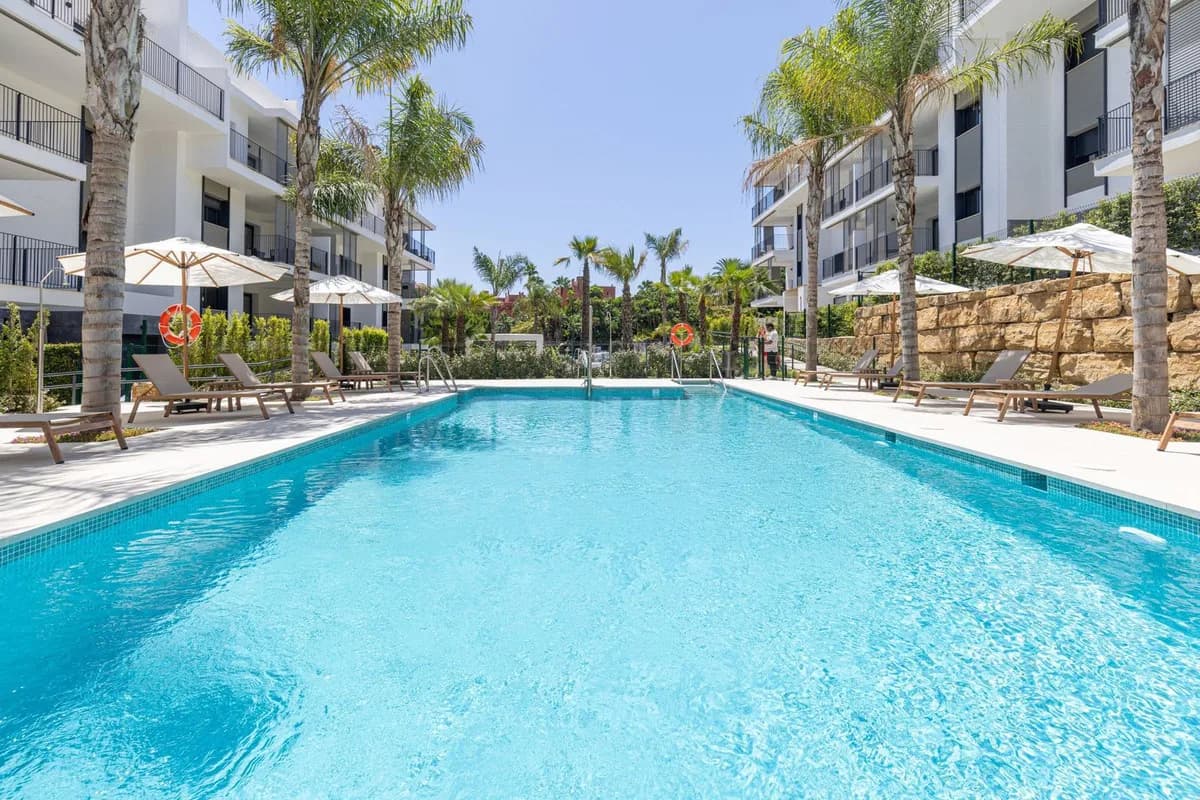 3 Bedroom Middle Floor Apartment for Sale in Estepona, Málaga - Image 7