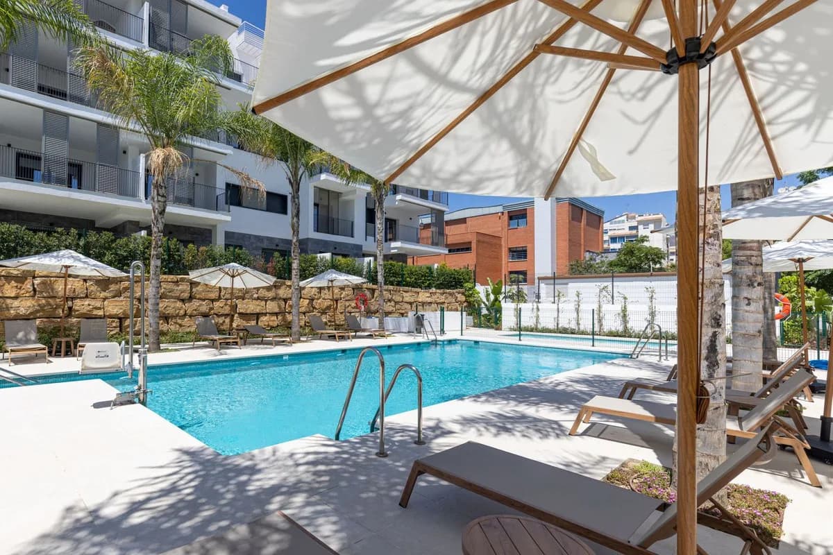 3 Bedroom Middle Floor Apartment for Sale in Estepona, Málaga - Image 8