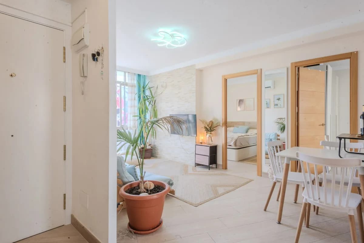 3 Bedroom Middle Floor Apartment for Sale in Fuengirola, Málaga - Image 2