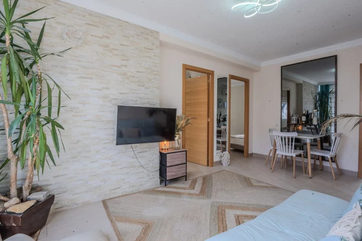 3 Bedroom Middle Floor Apartment for Sale in Fuengirola, Málaga - Image 5