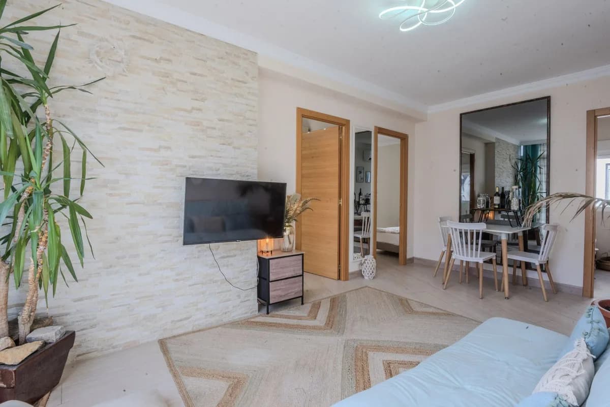 3 Bedroom Middle Floor Apartment for Sale in Fuengirola, Málaga - Image 6