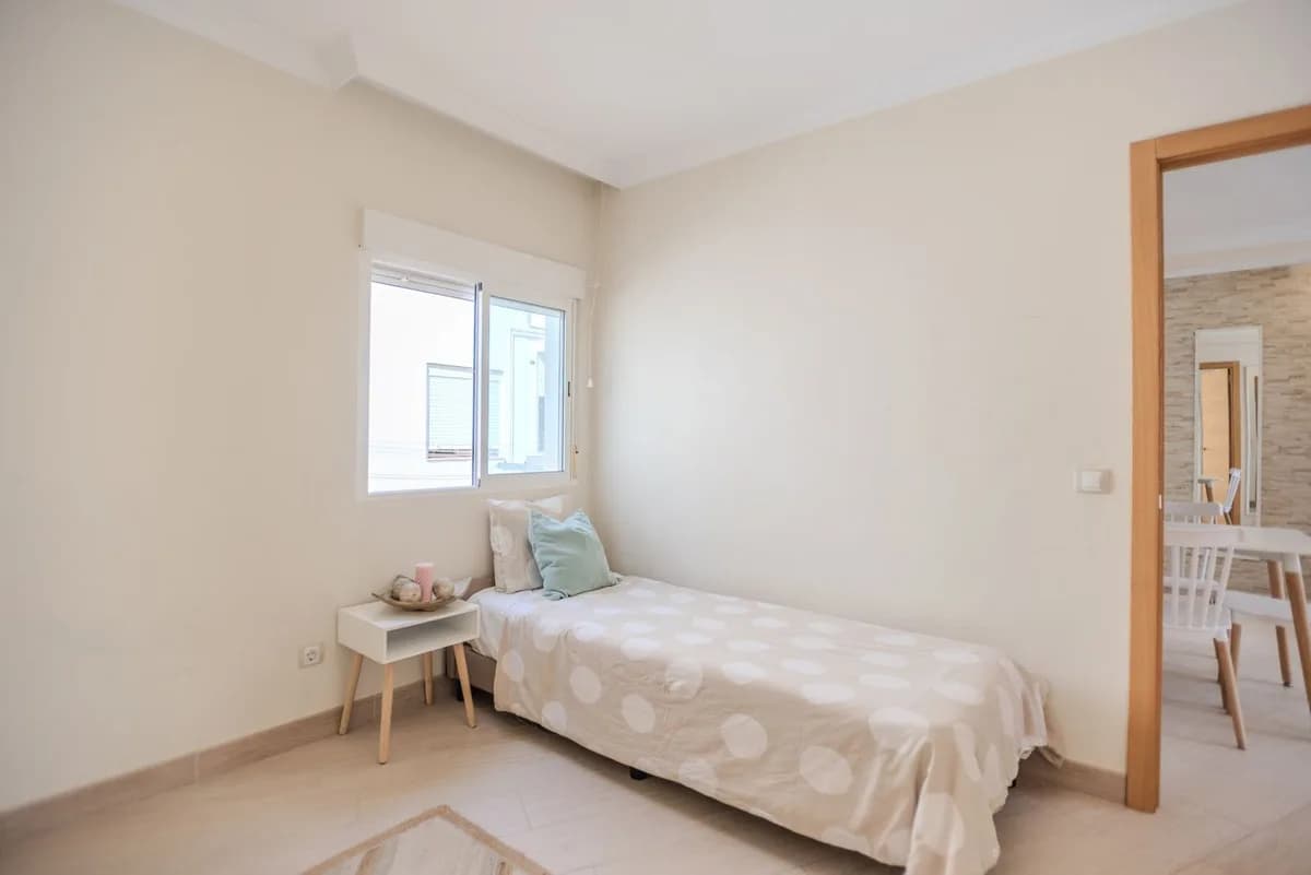 3 Bedroom Middle Floor Apartment for Sale in Fuengirola, Málaga - Image 7