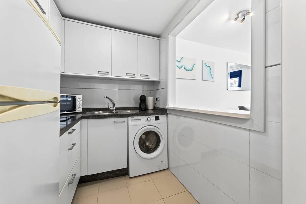 1 Bedroom Middle Floor Apartment for Sale in Pedregalejo, Málaga - Image 4