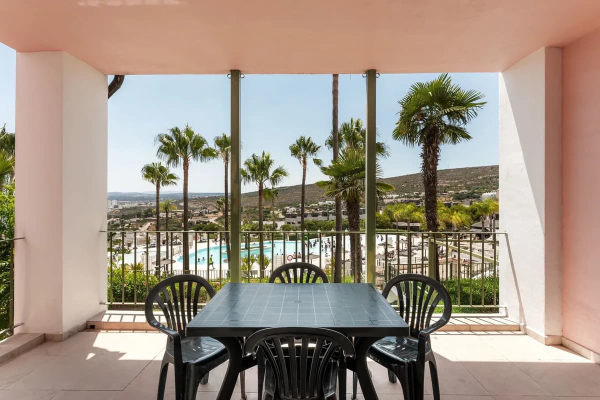 2 Bedroom Middle Floor Apartment for Sale in Manilva, Málaga - Image 3