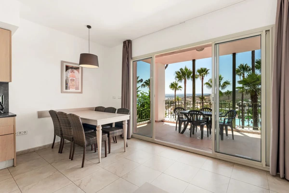 2 Bedroom Middle Floor Apartment for Sale in Manilva, Málaga - Image 4