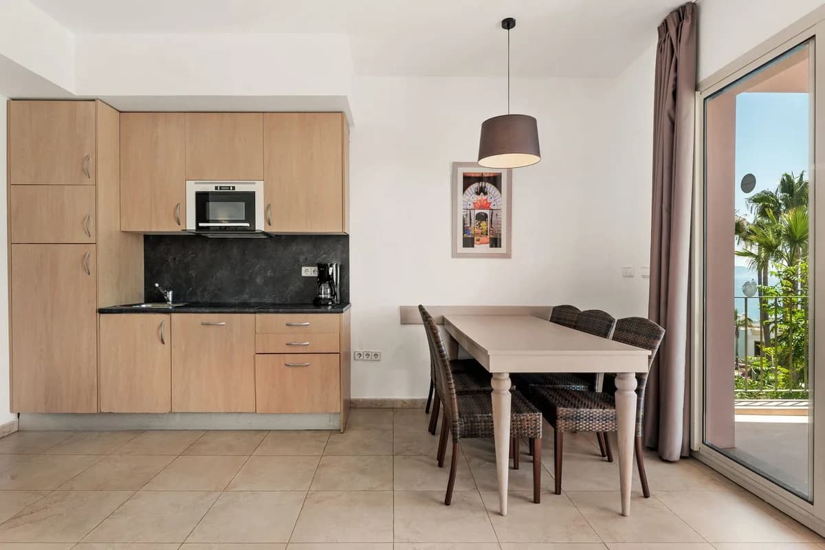 2 Bedroom Middle Floor Apartment for Sale in Manilva, Málaga - Image 5