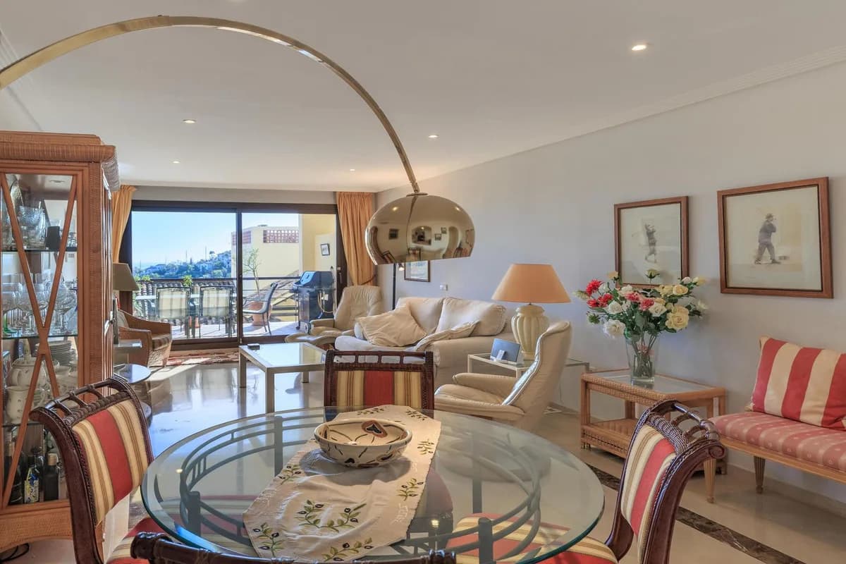 3 Bedroom Ground Floor Apartment for Sale in Benahavís, Málaga