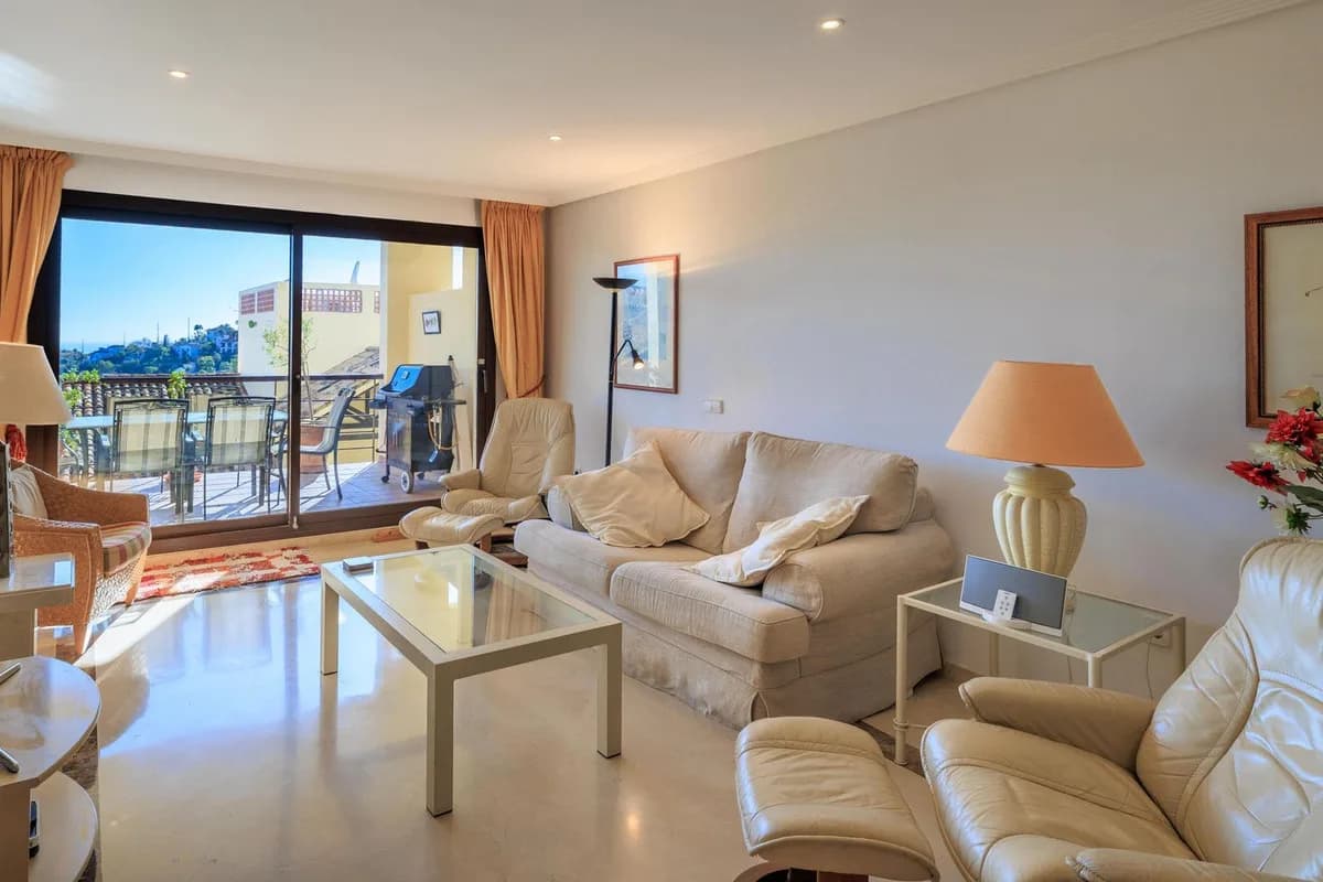 3 Bedroom Ground Floor Apartment for Sale in Benahavís, Málaga - Image 2