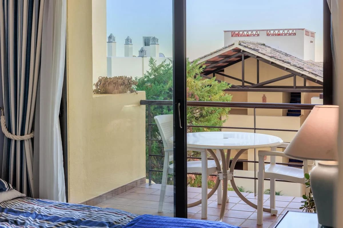3 Bedroom Ground Floor Apartment for Sale in Benahavís, Málaga - Image 6