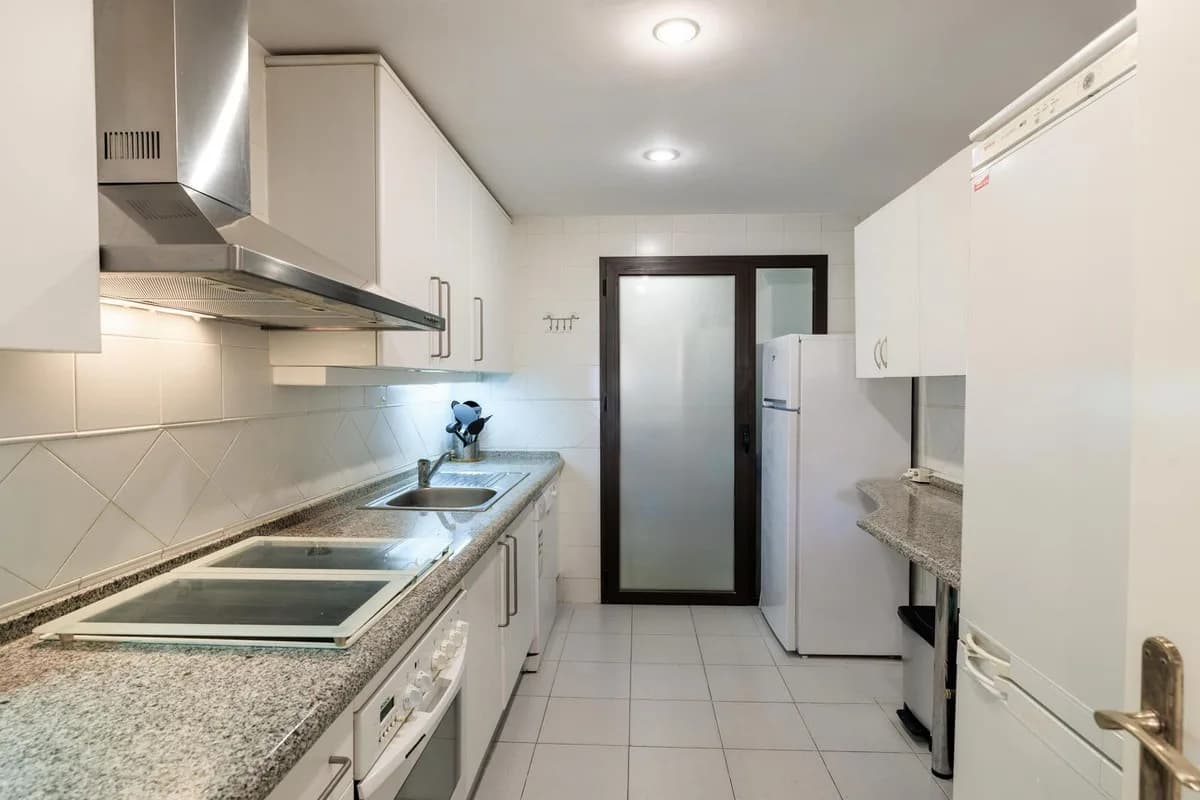 3 Bedroom Ground Floor Apartment for Sale in Benahavís, Málaga - Image 8