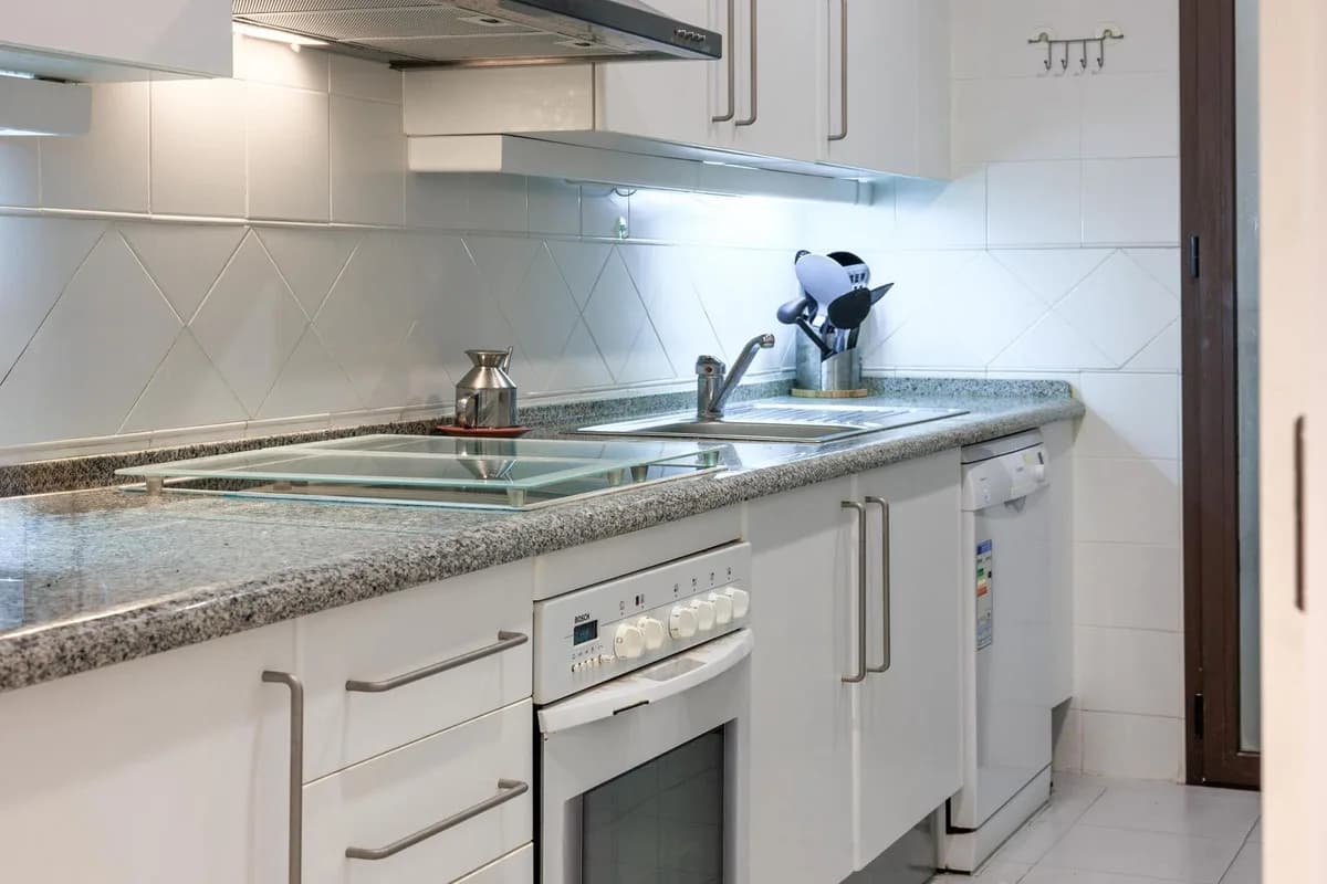 3 Bedroom Ground Floor Apartment for Sale in Benahavís, Málaga - Image 9
