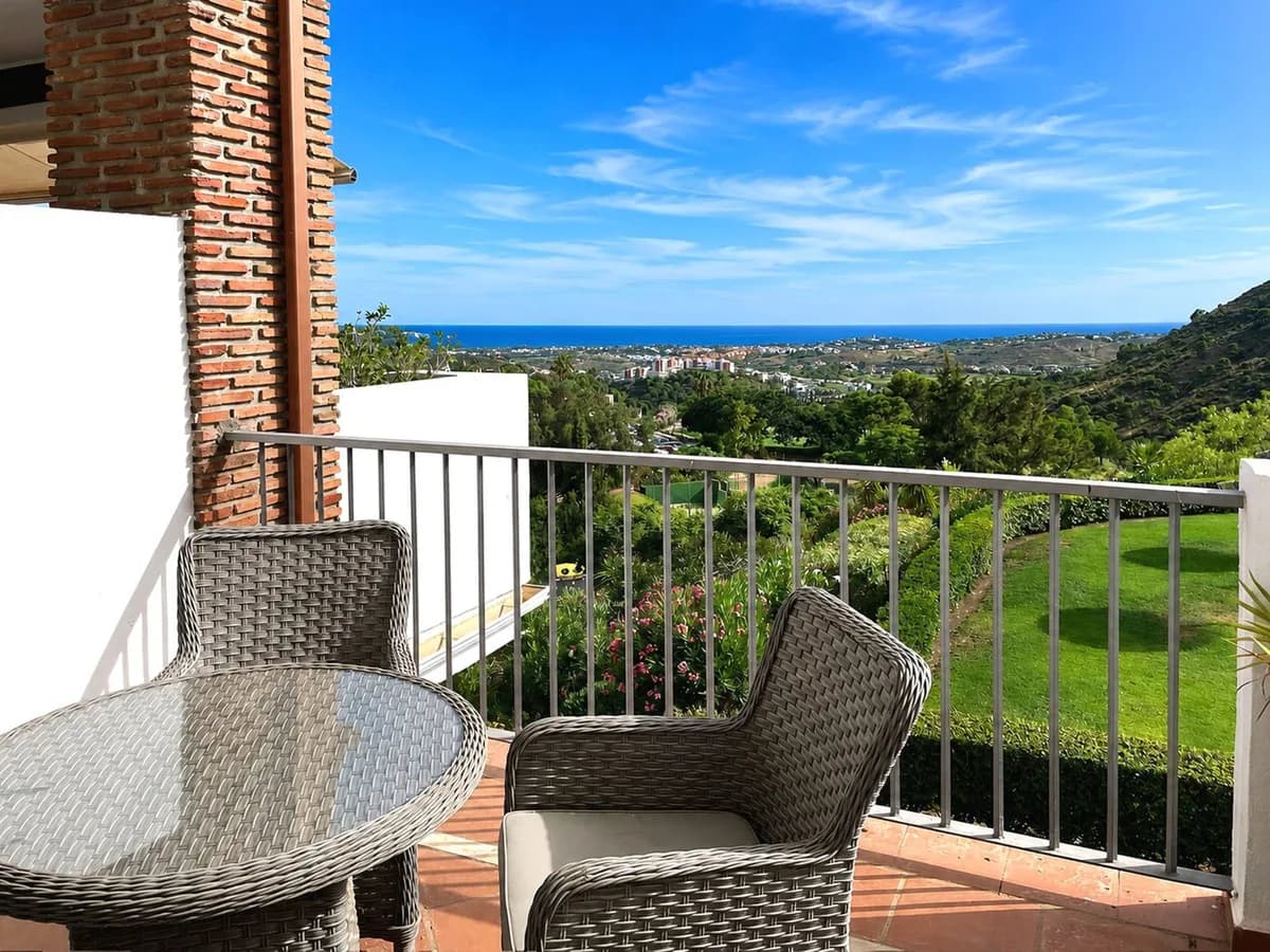 2 Bedroom Middle Floor Apartment for Sale in Los Arqueros, Málaga - Image 4