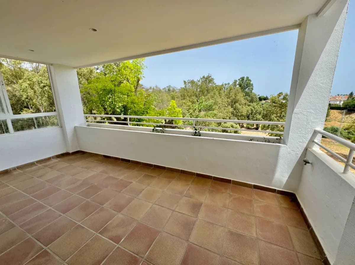 2 Bedroom Middle Floor Apartment for Sale in Atalaya, Málaga - Image 3